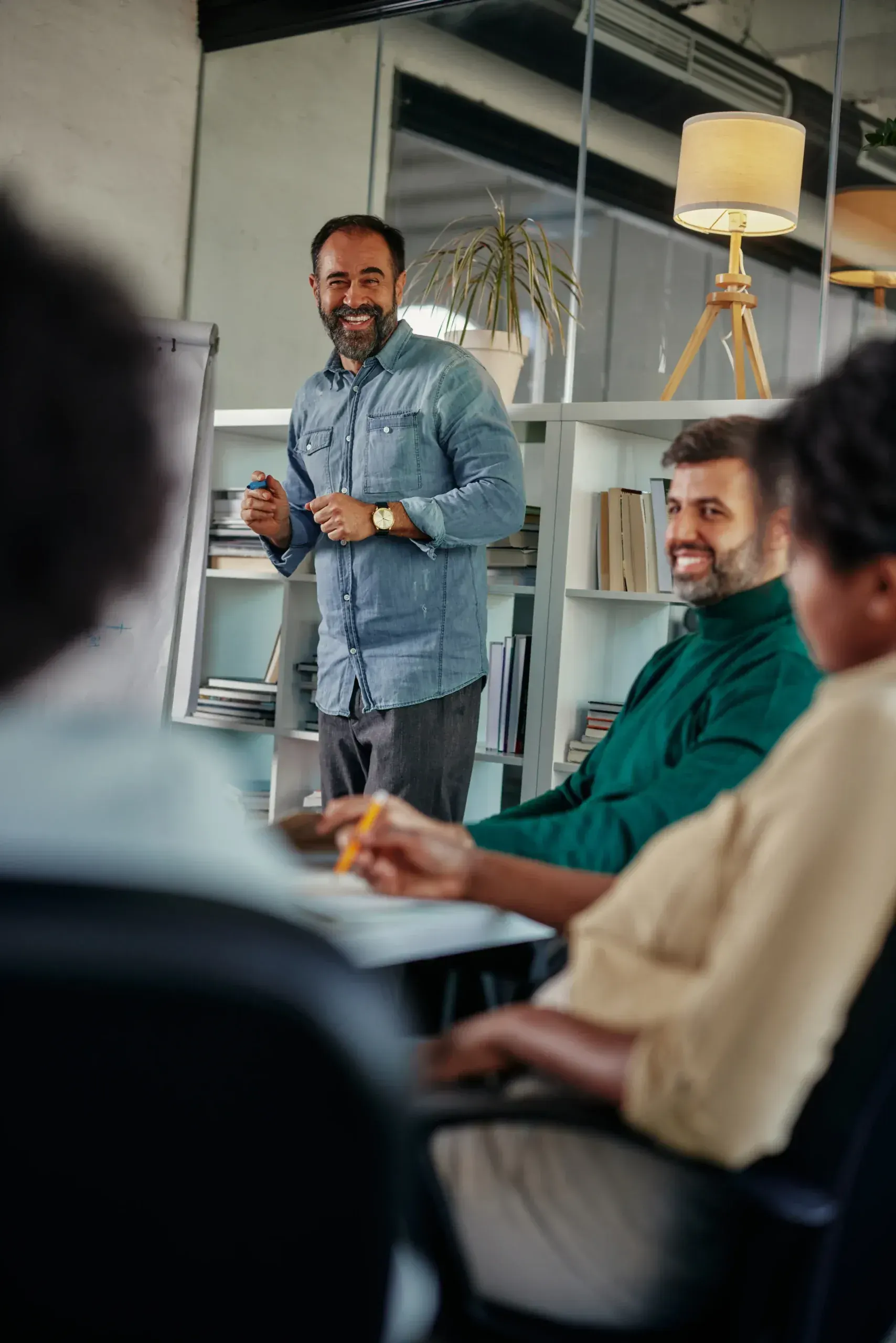 Een groep professionals overlegt in de boardroom