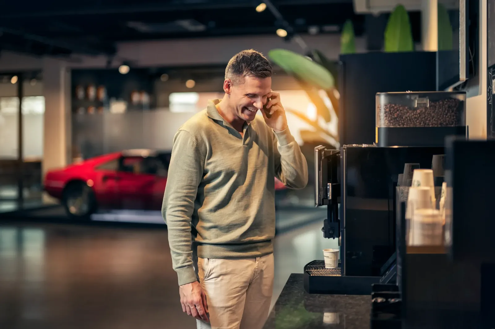 Een Blacktang collega aan de telefoon bij de koffiebar